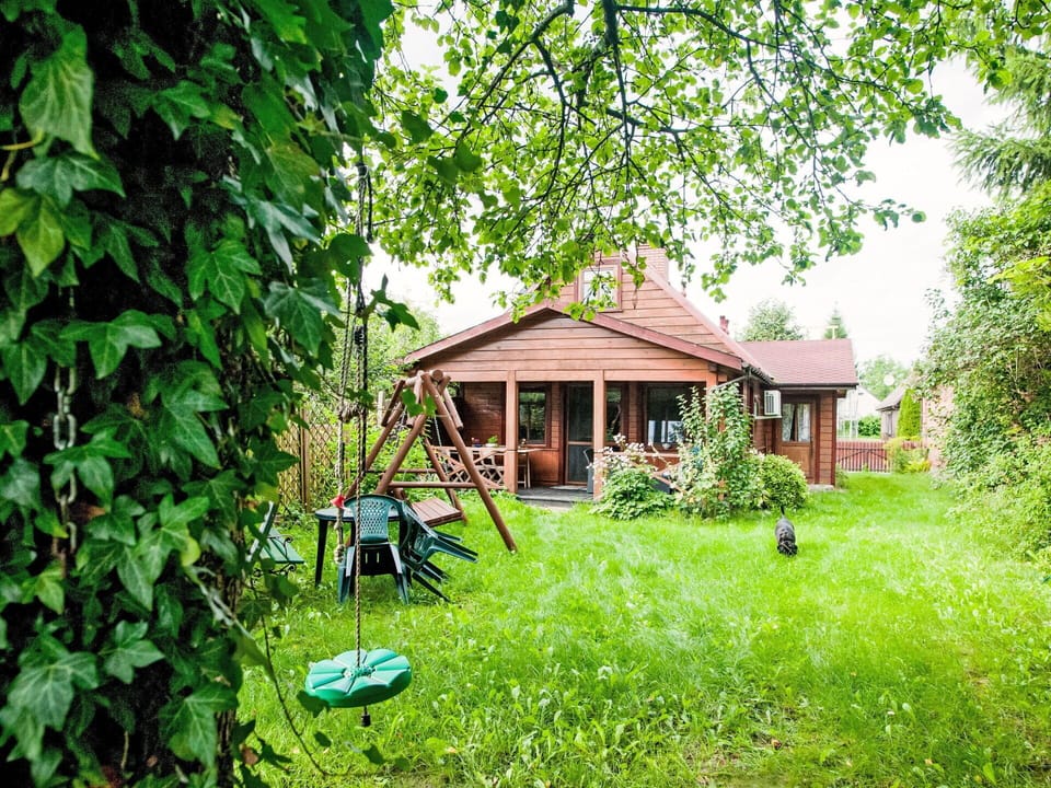 House, Shrub, Cottage, Garden, Roof, Land Lot, Rural Area, Groundcover, Lawn