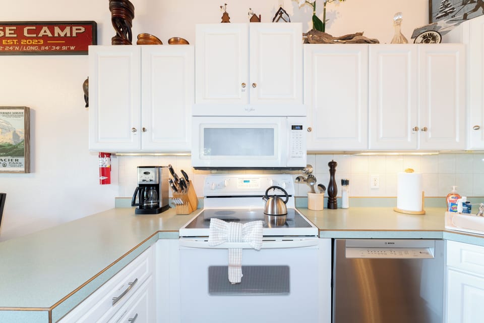 Have a cup of coffee or tea help get ready for a fun day on the lake | Upper Level