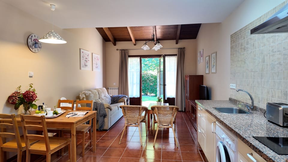 Garden,Balcony/Terrace,Kitchen or kitchenette,Living room,Dining area,Garden view