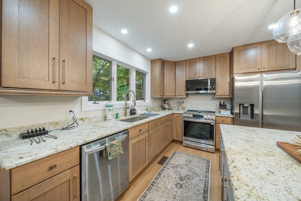 Stainless Appliances, Granite Counters and Phone Charging Station
