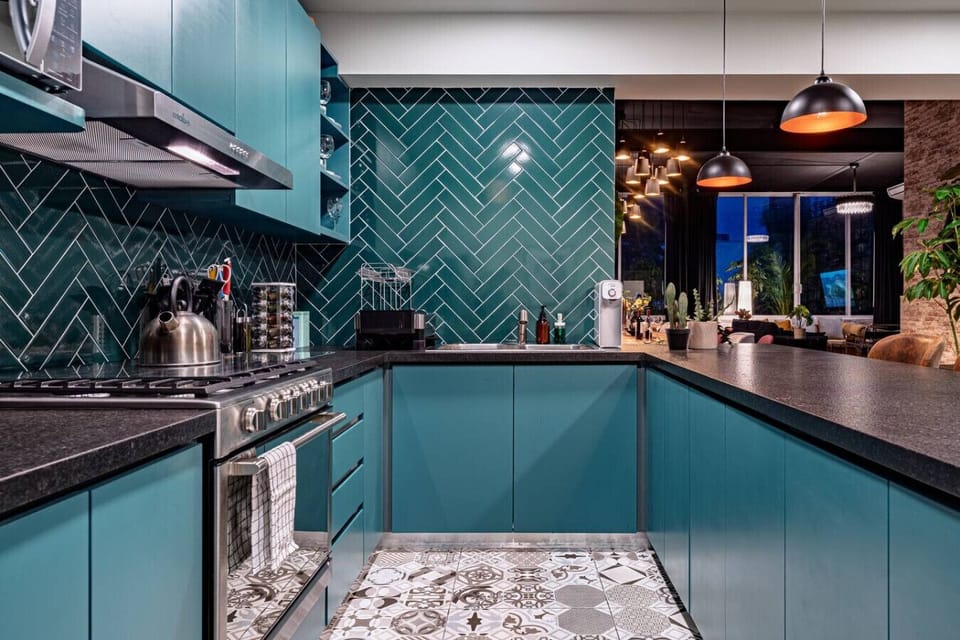 This kitchen makes group meals simple. Gather and enjoy.