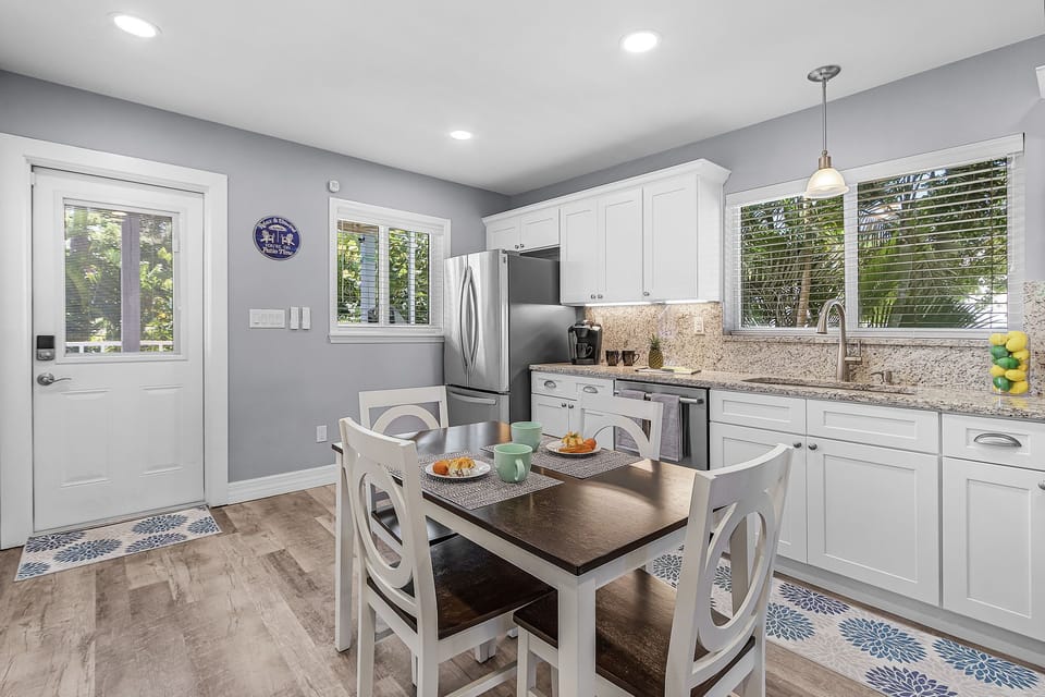 Fully equipped kitchen with a blender, Keurig to coffee bar