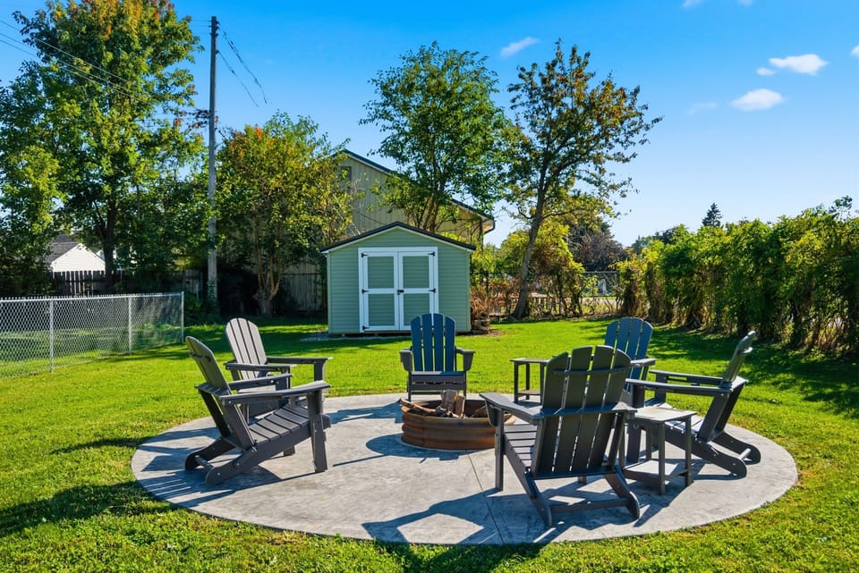 Nice backyard with great fire pit and plenty of seating to enjoy.