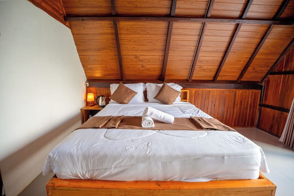 Deluxe Room | Rollaway beds, bed sheets