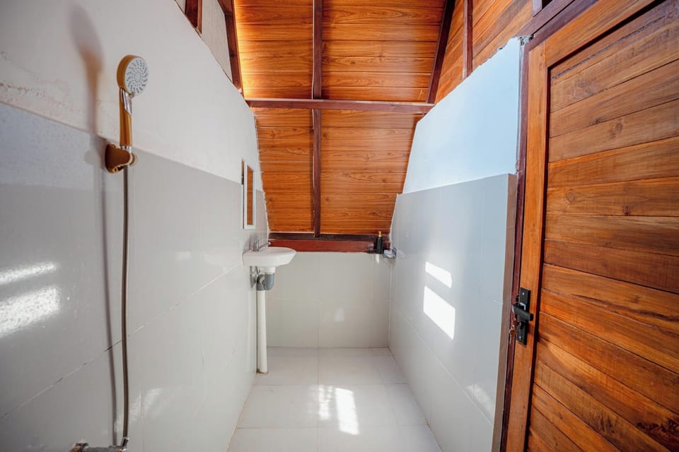 Deluxe Room | Bathroom | Shower, free toiletries, bidet, towels