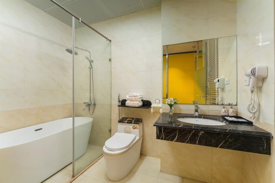 Deluxe Double Room, City View | Bathroom | Shower, free toiletries, hair dryer, bidet