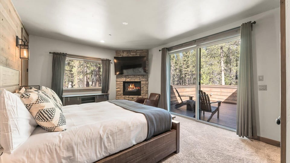 Room 202: Main floor, king bed, private patio, gas fireplace