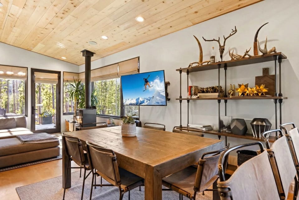 Dining area: Seating for 6, open-concept layout