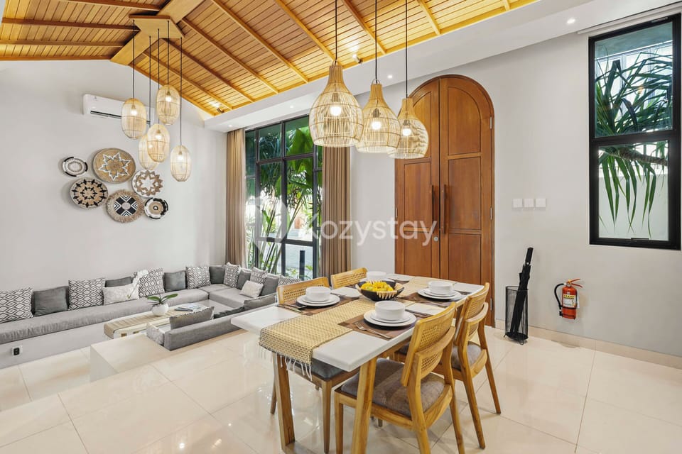 Villa, 2 Bedrooms, Resort View | Dining room