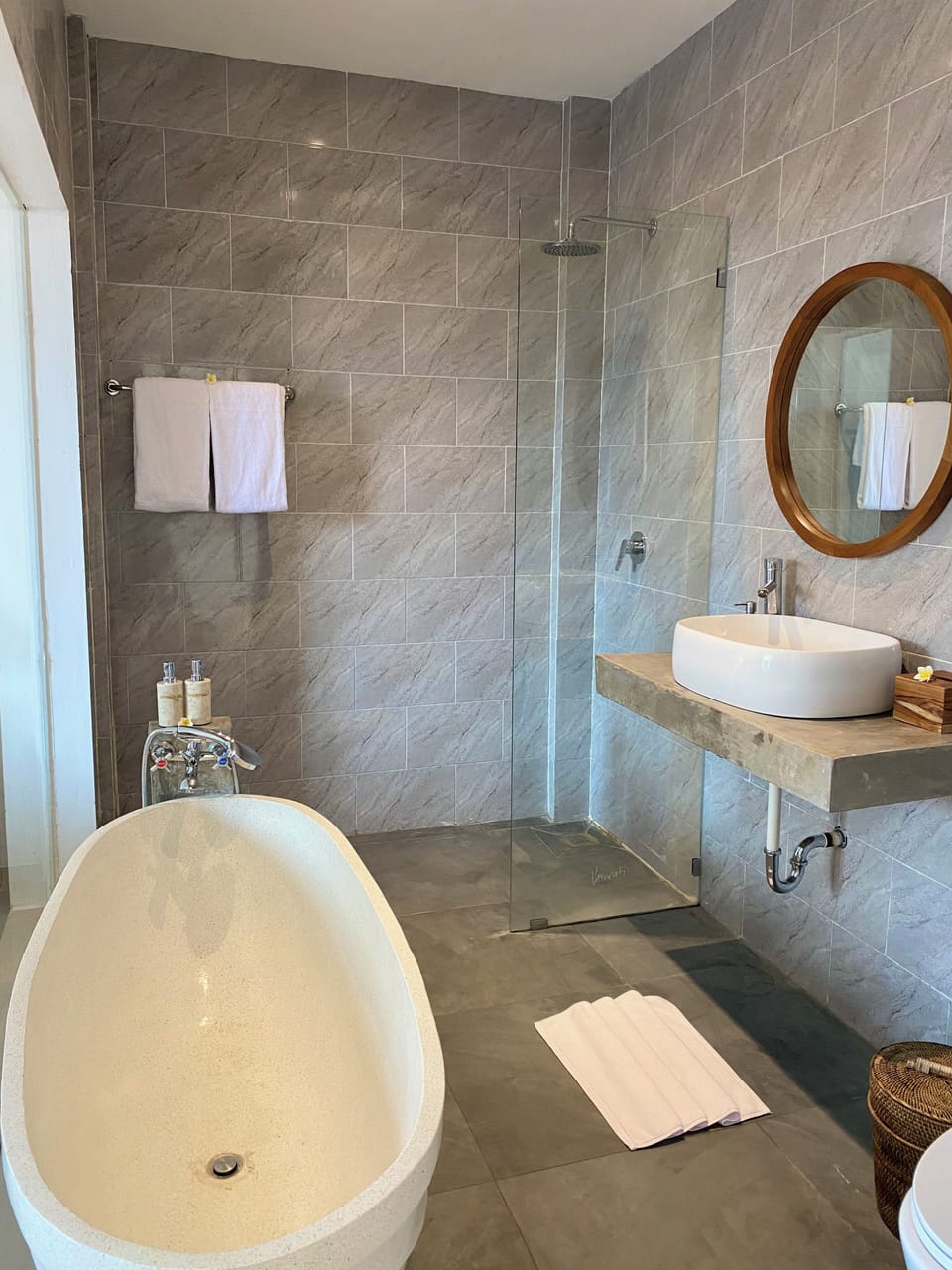 Deluxe Double Room | Bathroom