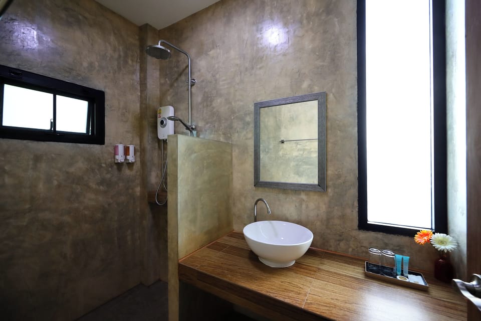 Deluxe Double or Twin Room | Bathroom | Hair dryer, towels, soap, shampoo