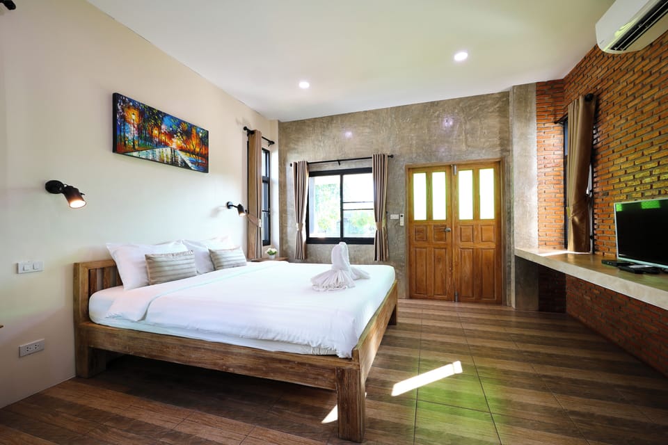 Deluxe Double or Twin Room | In-room safe, desk, laptop workspace, blackout drapes
