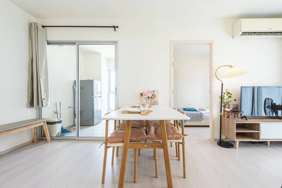 Apartment, 2 Bedrooms, Accessible, Smoking | Dining room