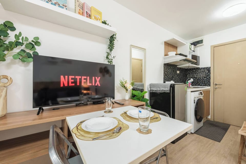 Studio, Accessible, Smoking | Dining room