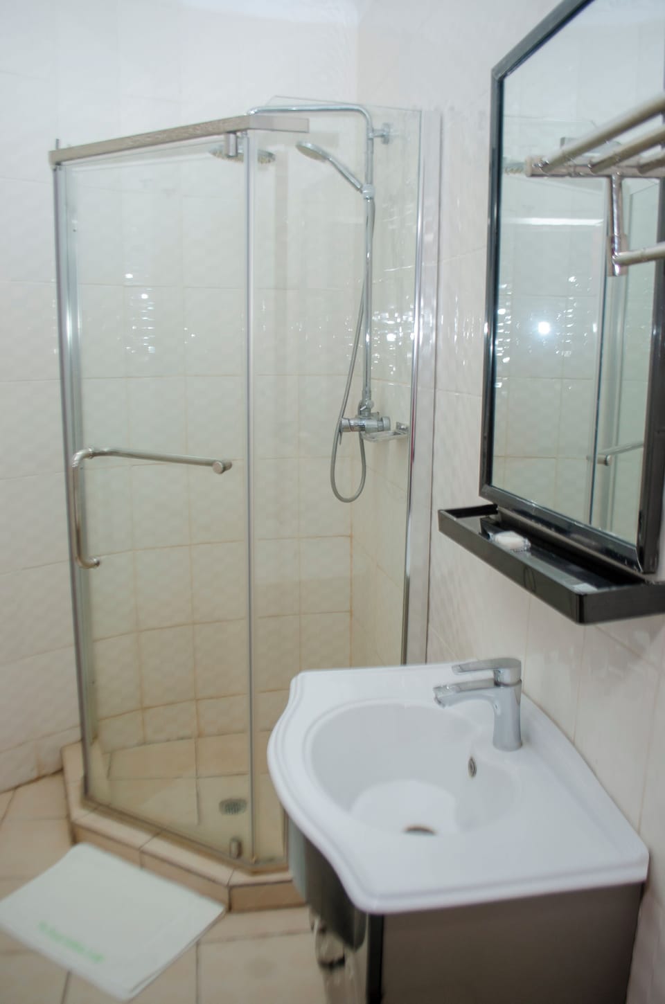 Luxury Twin Room | Bathroom | Shower, free toiletries, slippers, towels