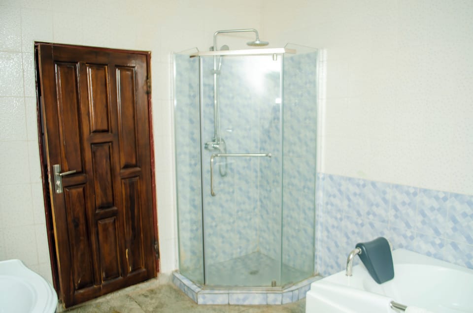 Executive Double Room | Bathroom | Shower, free toiletries, slippers, towels