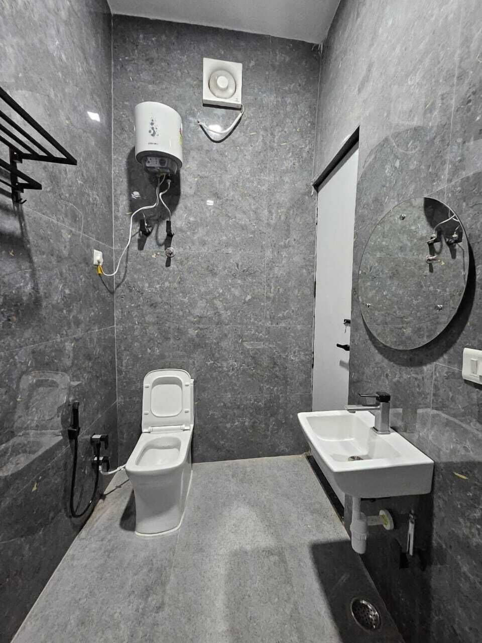 Deluxe Double Room | Bathroom | Shower, free toiletries, soap, shampoo