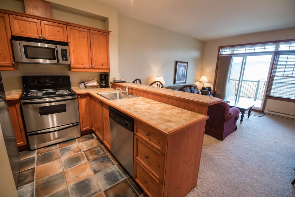 Full-size fridge, microwave, stovetop, dishwasher