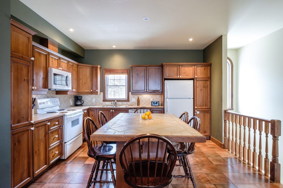 Condo, 3 Bedrooms | Private kitchen | Full-size fridge, microwave, stovetop, dishwasher