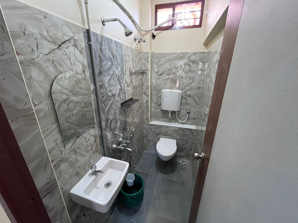 Shower, rainfall showerhead, free toiletries, soap