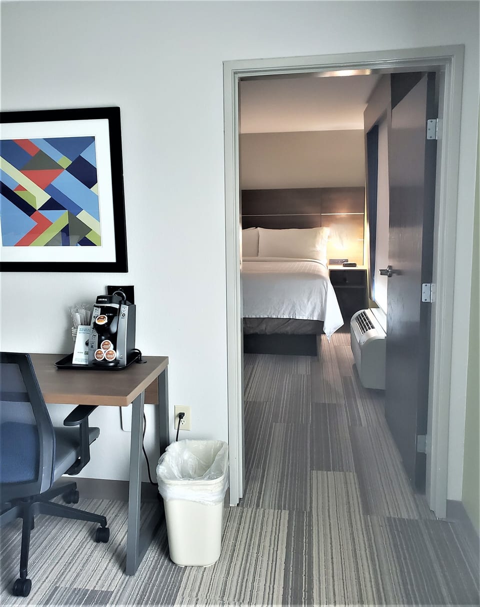 Suite, 1 Bedroom | In-room safe, desk, blackout drapes, soundproofing