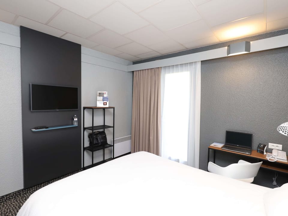 In-room safe, individually decorated, individually furnished, desk
