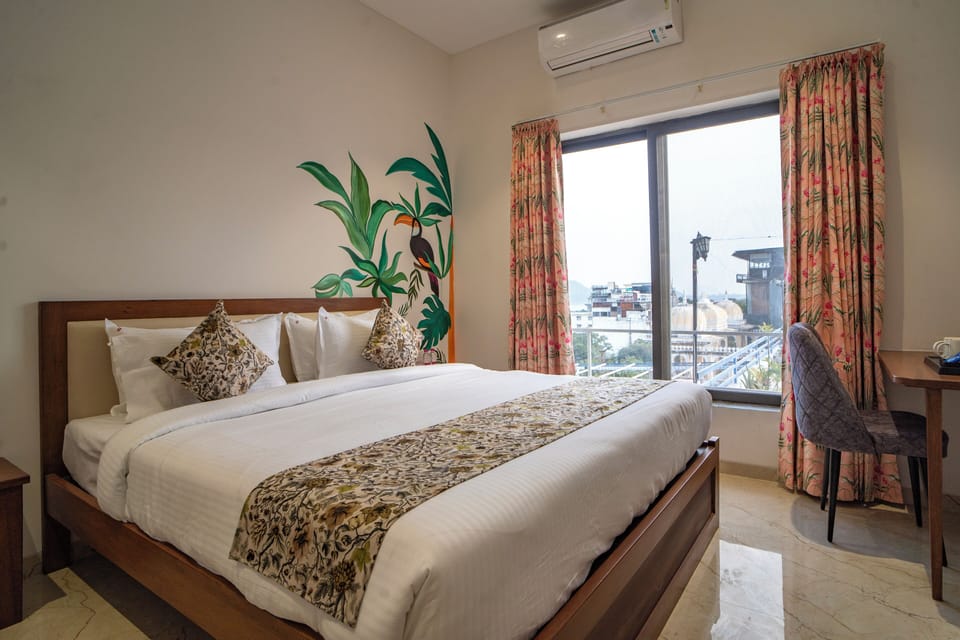 Signature family Room | Desk, bed sheets