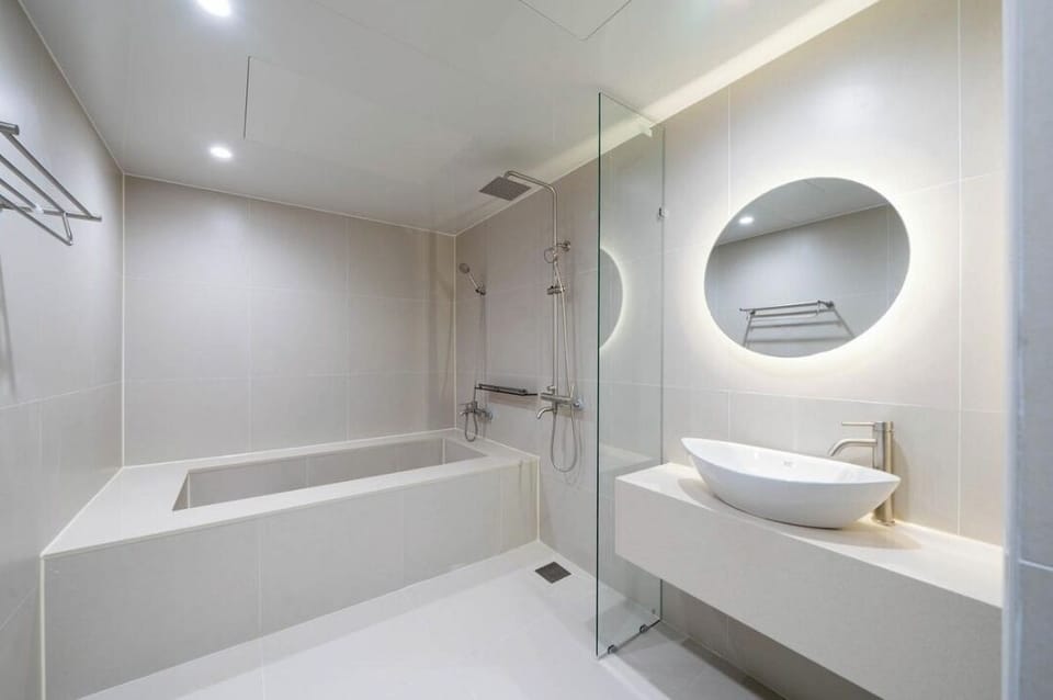 Premium Room | Bathroom | Shower, slippers, towels, soap