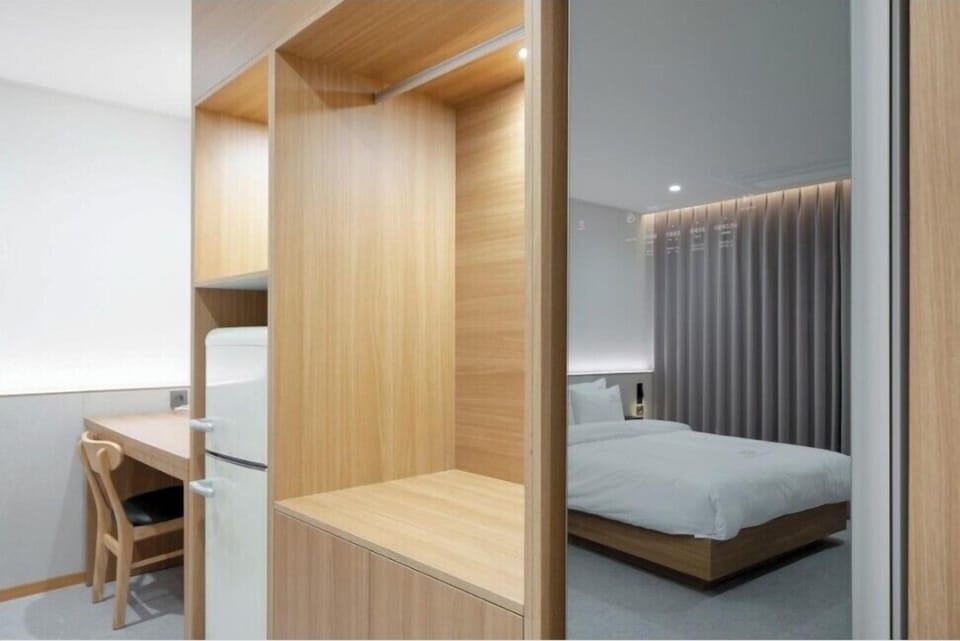 Suite Room | Desk, free WiFi, bed sheets