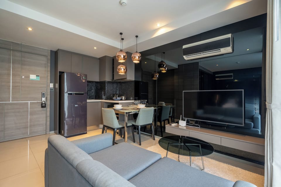 Deluxe King Room | Living area | 32-inch LED TV with satellite channels