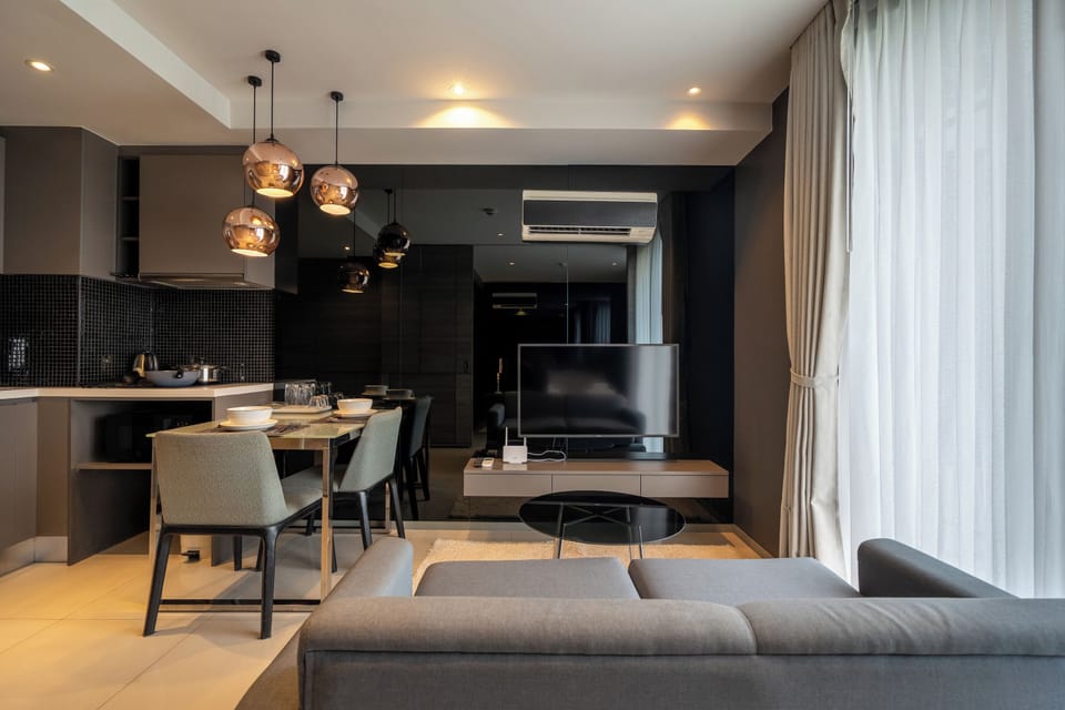 Deluxe King Room | Living area | 32-inch LED TV with satellite channels