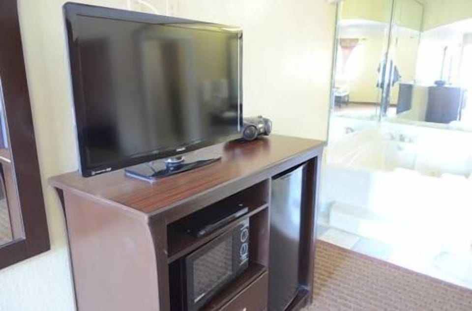 Desk, soundproofing, free WiFi, bed sheets