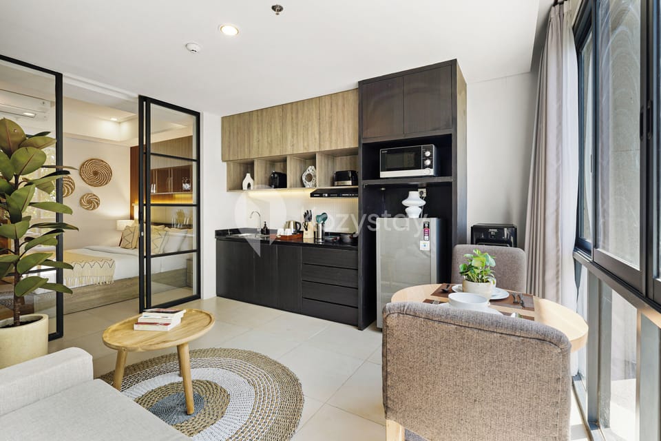Apartment, 1 Bedroom, Resort View | Living room | 43-inch Smart TV with cable channels, Netflix, streaming services