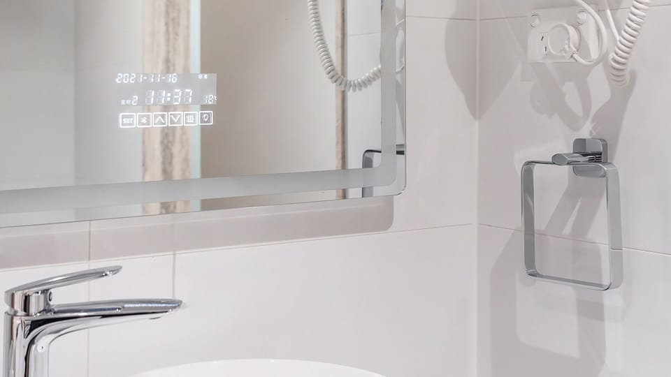 Full bathroom image 2