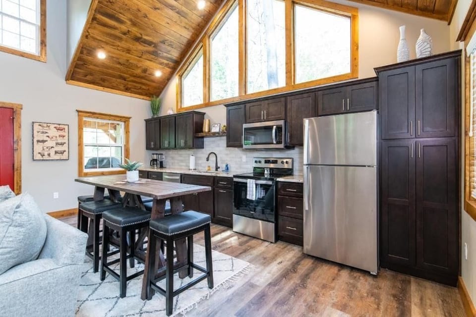 Private kitchen | Full-size fridge, microwave, oven, stovetop