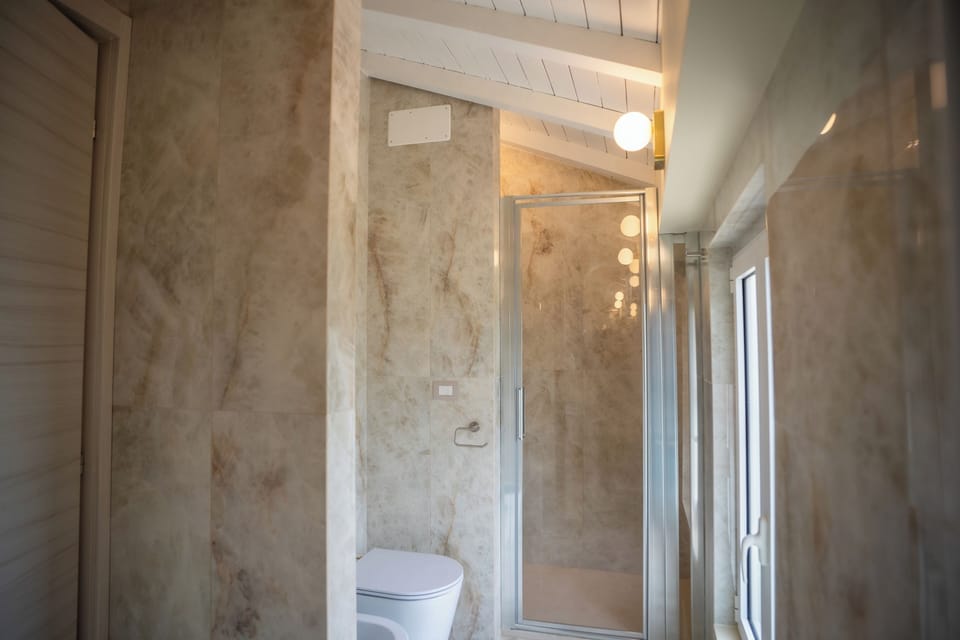 Studio | Bathroom | Shower, hair dryer, bidet, towels
