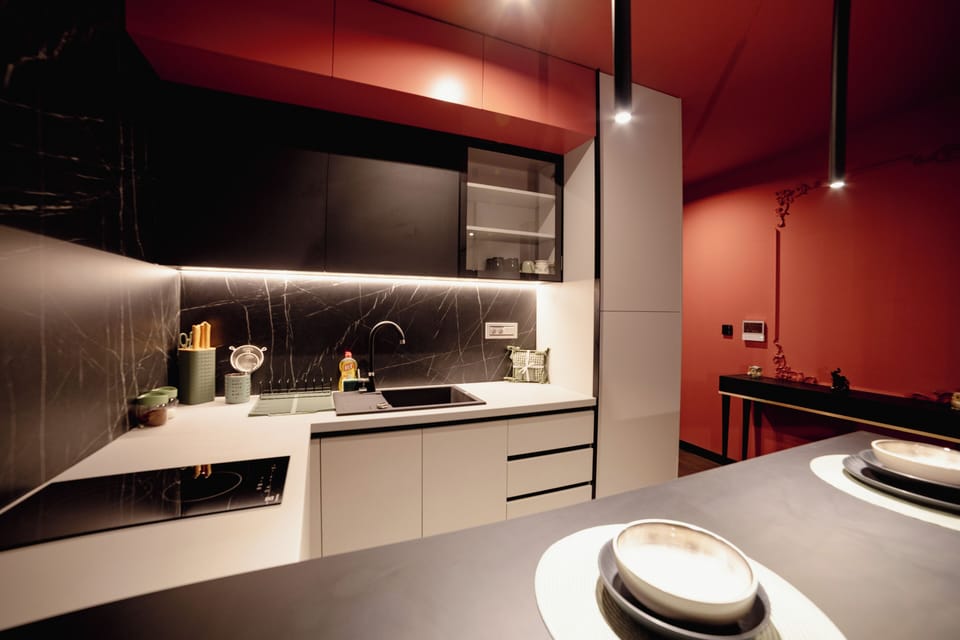Deluxe Apartment, 1 King Bed | Private kitchen | Mini-fridge