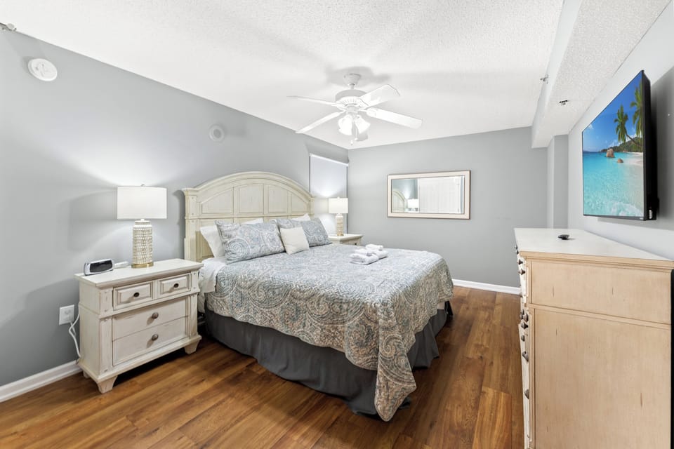 Large 4th bedroom with King bed