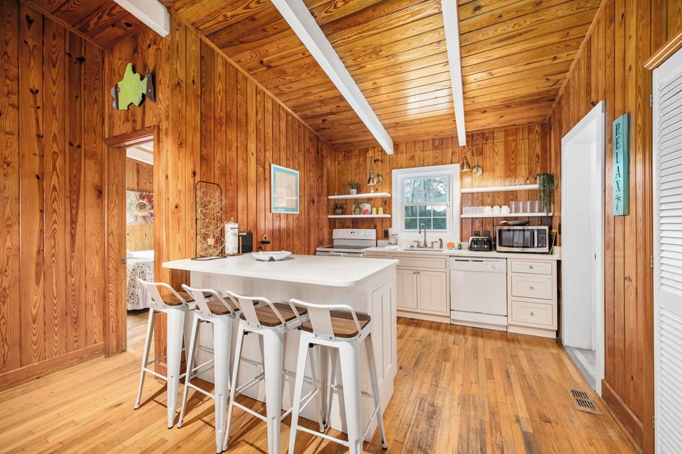 Kitchen w/ breakfast bar seating
