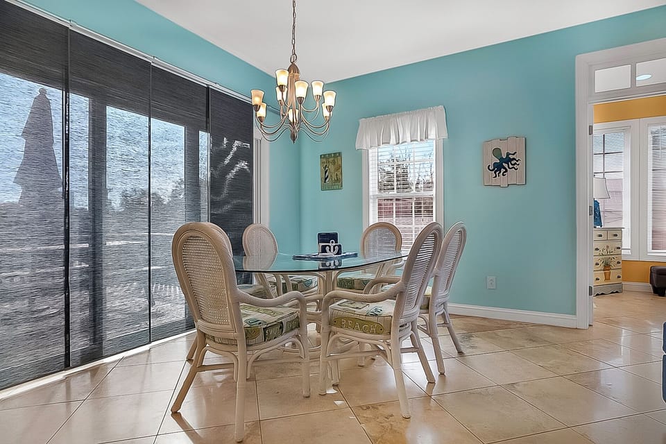 Dining area with seating for 6