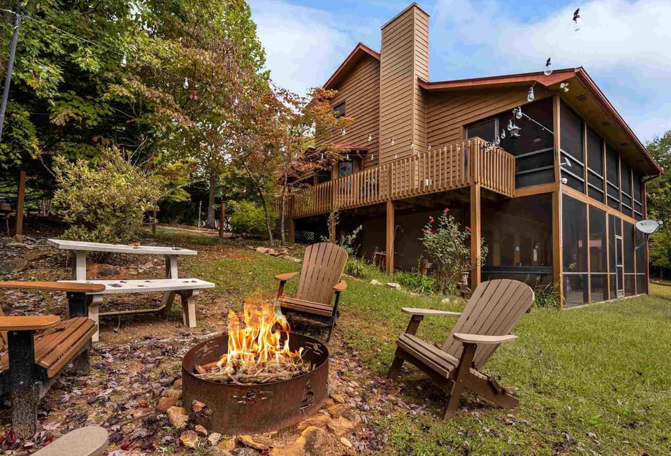 LilBit O'Heaven_Outdoor Fire Pit Area_Enchanted Mountain Ret