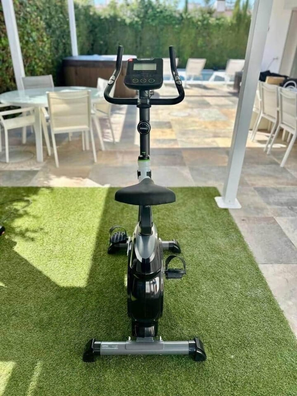 Enjoy a refreshing workout on the exercise bike with views of the terrace, spa area and pool. The outdoor gym offers a peaceful setting under the pergola.  Perfect for starting the day before a dip in the pool or ice bath.