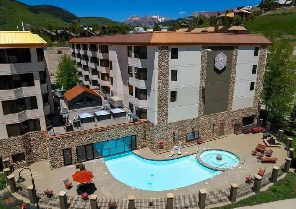 【Pool & Hot Tub】Outdoor heated pool & hot tub at the base — open year-round
