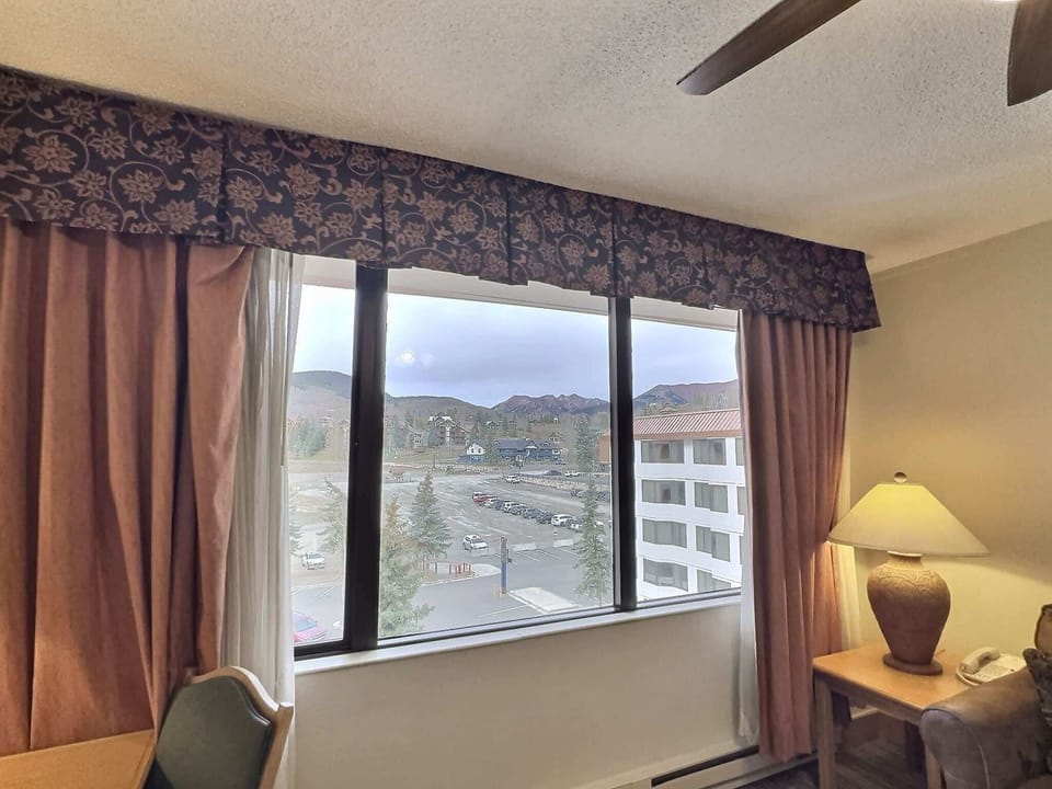 【View】Up-valley mountain views from unit 566's windows