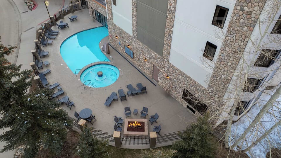 【Pool Deck】Heated pool and hot tub, a short elevator ride from your door