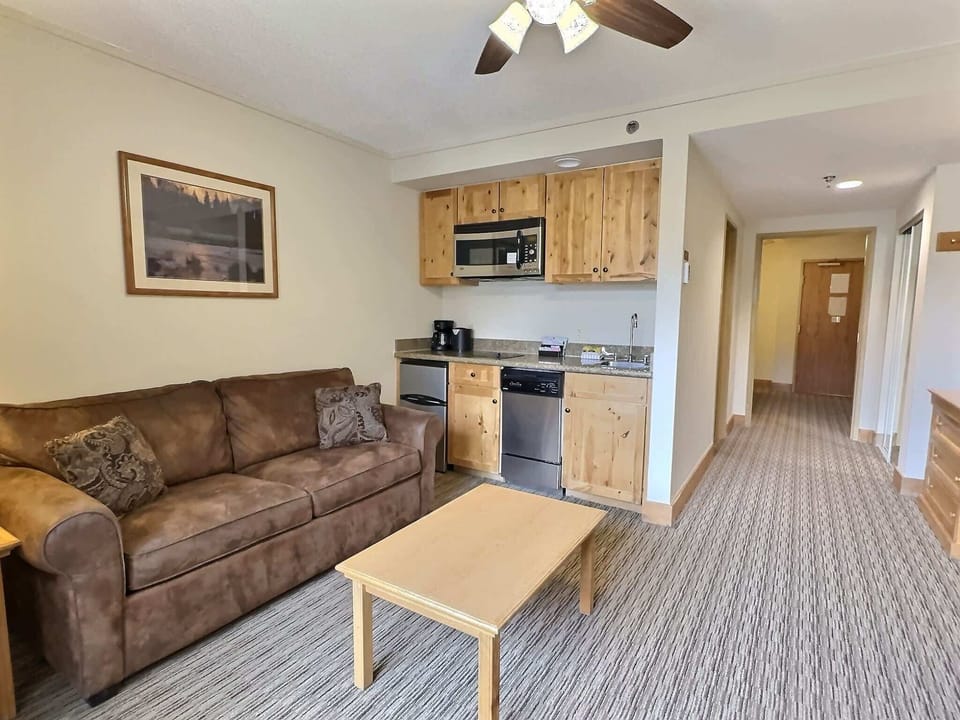 【Kitchenette】Stove, dishwasher, and fridge for breakfast before first chair