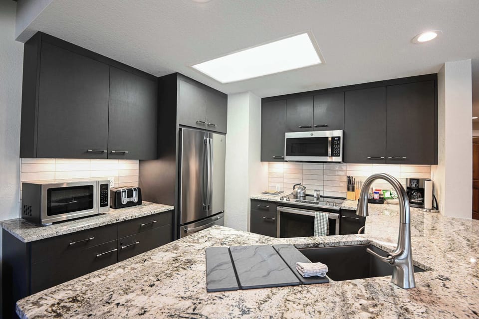 【Renovated Kitchen】Granite counters, full-size range, dishwasher — stocked for family meals in
