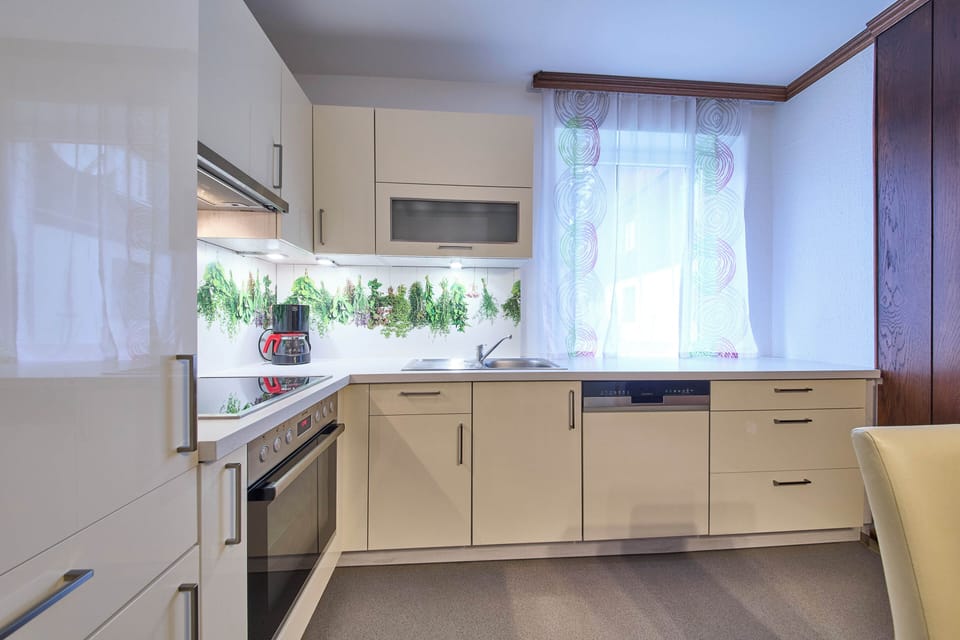 Comfort Condo, 2 Bedrooms, Pets Allowed, Garden View | Private kitchen | Coffee/tea maker, electric kettle