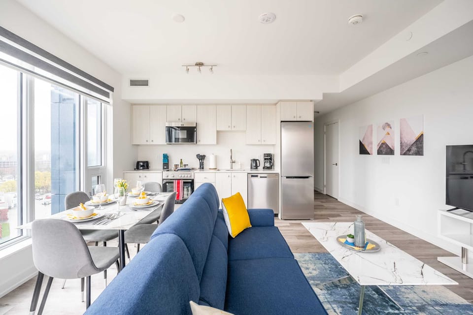Elegant Open Concept Layout With Dining Table And Fully Equipped Kitchen