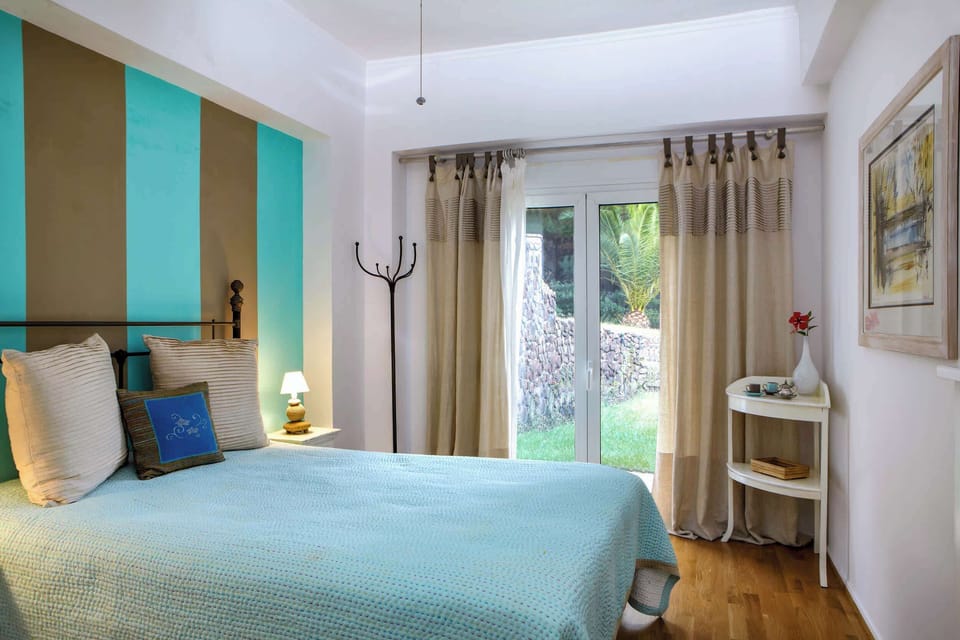 Bedroom 4: double bed and access to the terrace
